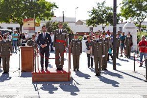 Paterna celebra el Día de las Fuerzas Armadas con un izado de banderas y un desfile militar