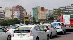 Un taxista atropella a tres estudiantes en Valencia