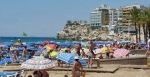 Cerco a los falsos masajistas en las playas de Benidorm