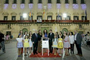 Luis Barcala enciende el Alumbrado Oficial de Hogueras en la Plaza del Ayuntamiento junto con las Belleas del Foc