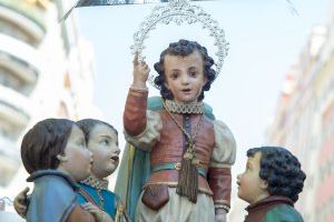 La imagen del Cristo de Sant Bult recorre este domingo en procesión las calles del barrio valenciano de la Xerea