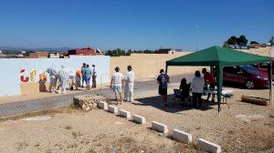 El reconegut muralista Xolaka junt a les veïnes i veïns d'Alzira, realitza dos nous murals en L’Alquerieta