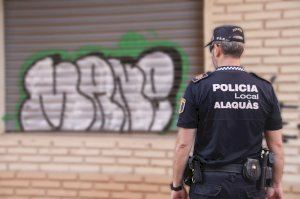 La policia local d'Alaquàs identifica al presumpte autor de més d’una vintena de pintades a la via pública