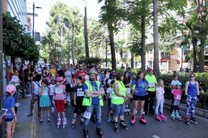 200 personas participan en la Patinada Popular por las calles de Torrent