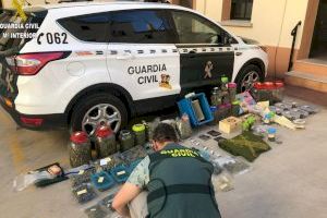 La Guardia Civil desmantela dos establecimientos que se utilizaban para la venta de cannabis  en las poblaciones de Requena y Buñol