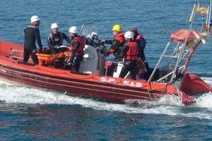 La Unidad de buceo de los bomberos del SPEIS limpian hoy el fondo marino en el puerto de la isla de Tabarca