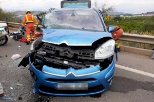 Una mujer queda atrapada en una colisión frontal entre dos coches en Sagunto