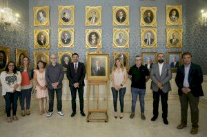 El retrato de Gabriel Echávarri ya ocupa su lugar en la galería de alcaldes del Ayuntamiento