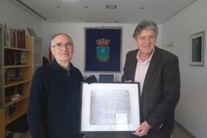 Marcelino Latorre dona al Ayuntamiento de Sedaví una copia del acta de fundación del València CF