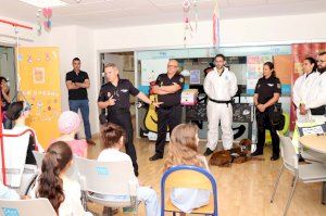 El Hospital La Fe recibe la visita de la Unidad Científica, la Unidad Canina y agentes de la Policía Nacional