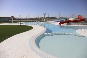 Alberic inaugura su piscina de verano y acaba con una reclamación histórica