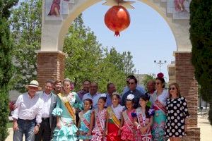 Rafal inaugura en el parque de ‘La Graná’ una escultura de acero y pintada a mano que recuerda al emblemático fruto