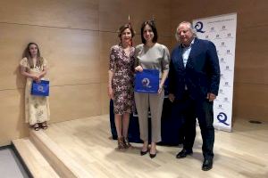 Diana Morant recull la Bandera Q de Qualitat que avala l'excel·lència dels serveis prestats a la platja nord de Gandia