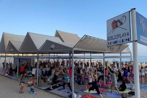 Cientos de personas celebran en la playa de Levante el Día Internacional del Yoga