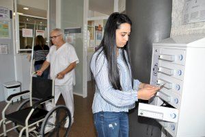 El Hospital de la Plana instala taquillas para recargar los teléfonos móviles en salas de espera