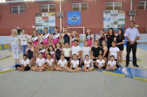 Las deportistas del Club de Gimnasia Artística de Oropesa del Mar sorprenden con una exhibición de saltos y piruetas