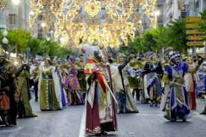 Miles de personas participan en el Desfile Folclórico Internacional