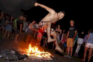 La nit de Sant Joan plena les platges de València