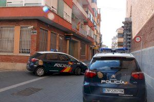 La Policía Nacional detiene a dos hombres por robar en el interior de vehículos estacionados cerca de la playa