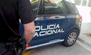 La Policía Nacional detiene a un hombre que fue sorprendido en una terraza por su propietario