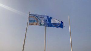 La bandera azul y la bandera Ecoplayas ya ondean en la playa Centro