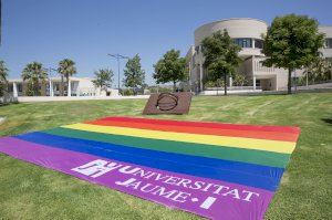 La UJI conmemora el 50 aniversario del Día Internacional del Orgullo LGTBI+ con una gran bandera multicolor