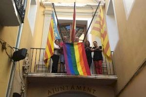 La Vila Joiosa cuelga la bandera LGTBI en la fachada del Consistorio