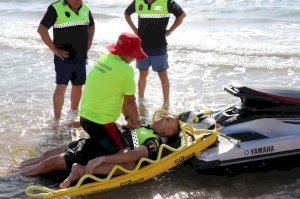 El personal de Socorrismo y la Policía de Playas asisten al curso de socorrista Bandera Azul - (foto 2) El personal de Socorrismo y la Policía de Playas asisten al curso de socorrista Bandera Azul - (foto 2)