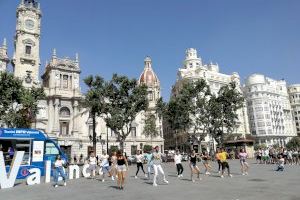 El punt mòbil d'informació turística de valència inicia la temporada d'estiu amb un flashmob