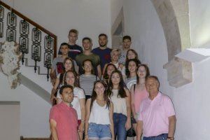 El Ayuntamiento de Llíria recibe a los 18 estudiantes del programa “La Dipu te beca”