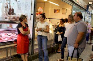 La delegada, Gloria Parra, visita el Mercat de Sagunt després de la constitució del nou Govern