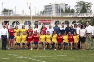 Galán y la Reina, con las jugadoras de Rugby 7