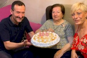 Carlos González y Puri Vives felicitan a la ilicitana Pascuala Martínez por su siglo de vida