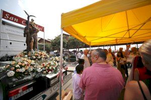 Transportistas procesionan en camiones por Valencia en honor a su patrón, San Cristóbal