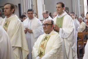 Los niños de la Escolanía de la Virgen arropan a un antiguo escolán en su primera misa oficiada como sacerdote