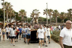 Devotos de la Virgen del Carmen llevan su imagen en romería hasta la playa de las Arenas