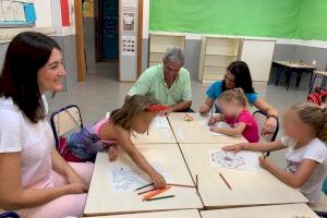 Los alumnos de la escuela de verano ‘Vacaciones en tu pueblo’ reciben la visita del Alcalde