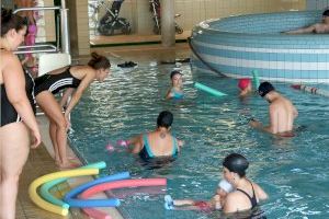 Deportes abre el plazo de matriculación para los cursos de natación de invierno de la piscina cubierta de Aspe