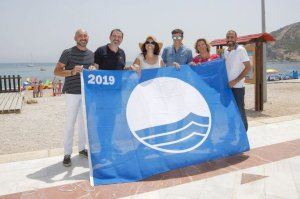 La actriz Ana Arias participa en el izado de la Bandera Azul en la playa del Racó de l’Albir