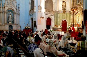 El barrio valenciano de la Trinidad conmemora a San Cristóbal con una misa solemne, ronda de coches antiguos y procesión