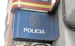 La Policía Nacional detiene a dos hombres por intimidar a una chica tocándole varias partes del cuerpo