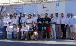 El alcalde participa en la gala de los trofeos de la regata Tabarca Vela, prueba insignia del RCRA, en la que han participado 50 barcos