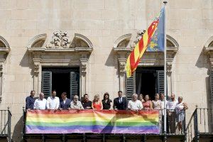 Alicante se suma a la celebración de la semana del Orgullo y despliega la bandera LGTBI en el balcón del Ayuntamiento