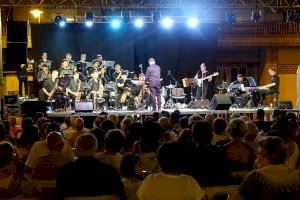 “Cultura de Barri” ompli de públic La Plaça de la Concepció amb la Intokables Big Band