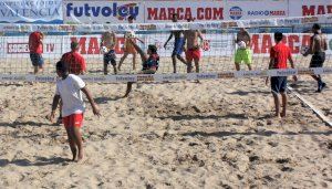 La Playa de las Arenas acoge los cursos de Futvoley