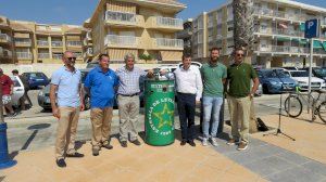 Pilar de la Horadada instala compactadoras de latas como acción de reciclaje en los paseos de la costa