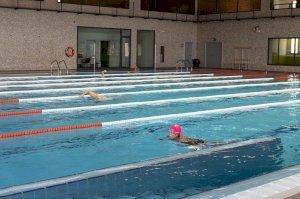 Més de 500 persones passen per la piscina de Cullera en menys d'una setmana