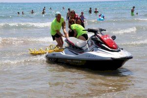 El servici de socorrisme realitza amb èxit un simulacre de salvament a la platja del Port de Sagunt