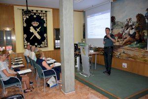 La Guardia Civil Valencia imparte una jornada informativa sobre la realización de actos festivos con uso de armas de avancarga