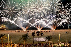 La costa y el cielo de Oropesa del Mar se 'iluminan' con el castillo acuático de fuegos artificiales